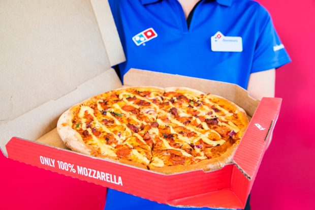 Un rus care și-a tatuat logoul Domino’s pentru pizza gratuită pe viață a pierdut procesul împotriva companiei