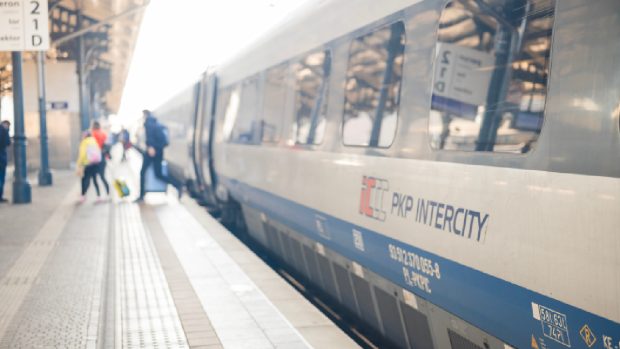 Un contrabas, o trotinetă electrică sau o mașină de scris veche: lucrurile pe care și le-au uitat călătorii în tren, în Polonia