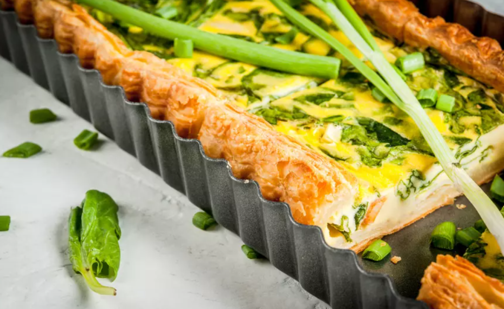 Plăcintă sărată cu ceapă verde și brânză - Foto Shutterstock