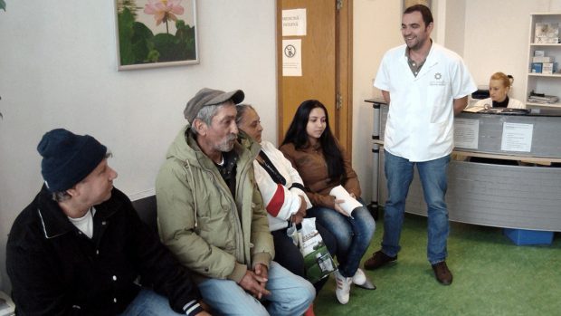 Peste 2.000 de pacienți riscă să rămână fără servicii medicale. Policlinica socială din București lăsată fără finanțare de statul român după presiuni pe tăierea de costuri