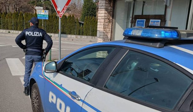 Trei români, prinși la furat în Italia. S-a găsit o insignă a Poliției Române în BMW-ul cu care fugeau