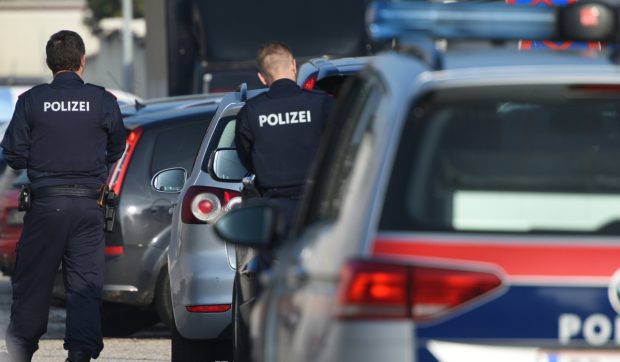 Șoferi români, ucraineni sau moldoveni, racolați pe rețelele sociale de mafia siriană, care a traficat cel puțin 100.000 de persoane
