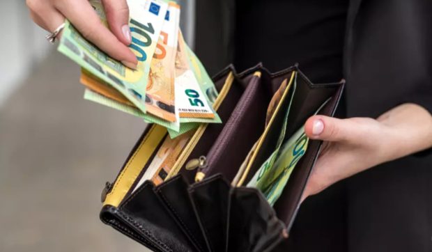 Femeie înșelată cu peste 60.000 de euro de un bărbat care s-a dat drept angajat bancar, în Germania