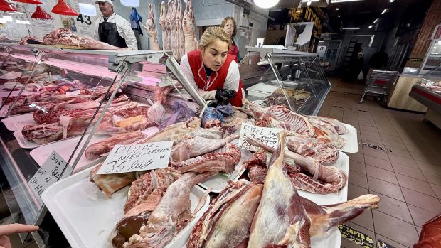 Preț miei Paște 2026. Cât costă kilogramul de carne de miel la București? „Am luat jumătate și am terminat bâlciul!”