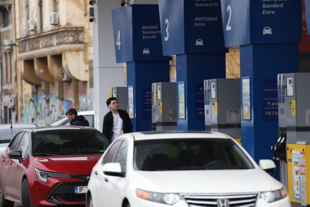 Prețurile carburanților rămân stabile în marile orașe din România la final de săptămână