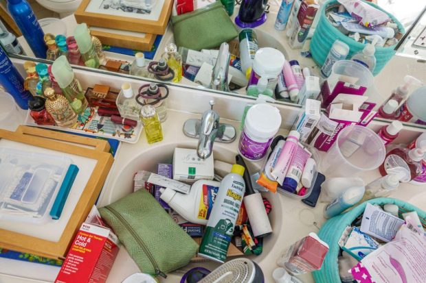 Cum îți dai seama dacă fondul de ten preferat sau crema de noapte au expirat? Semnele se văd imediat