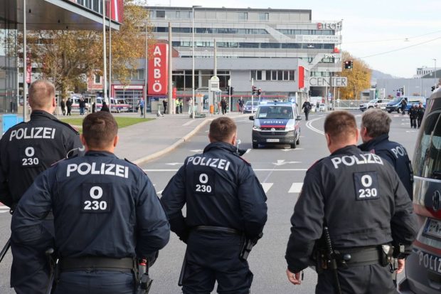 Un bărbat a înjunghiat trecătorii din Linz, Austria: un mort și un grav rănit. Atacatorul urla insulte xenofobe