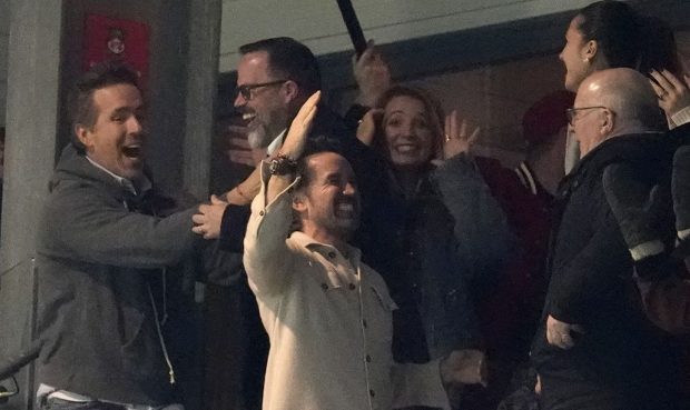 Imagine Stire Blake Lively, apariție rară. Cum a fost surprinsă alături de Ryan Reynolds la un meci de fotbal: „Devenim obsedați” | 2review.ro