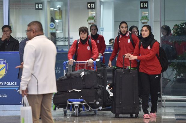 Trei jucătoare de fotbal iraniene s-au răzgândit și se întorc în țara lor, în ciuda azilului acordat de Australia. Ce spune Iranul
