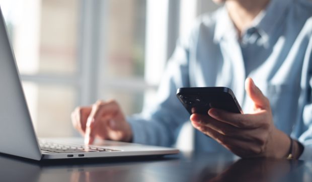 Un nou proiect legislativ aduce modificări pentru români la factura de telefonie: conversia din euro în lei, realizată exclusiv la cursul BNR