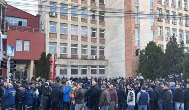 1.500 de angajați din Gorj vor rămâne fără locuri de muncă, de la începutul lunii aprilie: a patra zi de proteste la Târgu Jiu