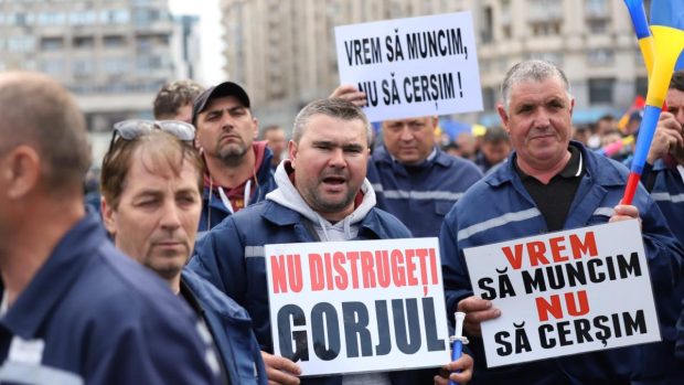 Minerii protestează în fața Guvernului pentru oprirea închiderii minelor și salvarea locurilor de muncă