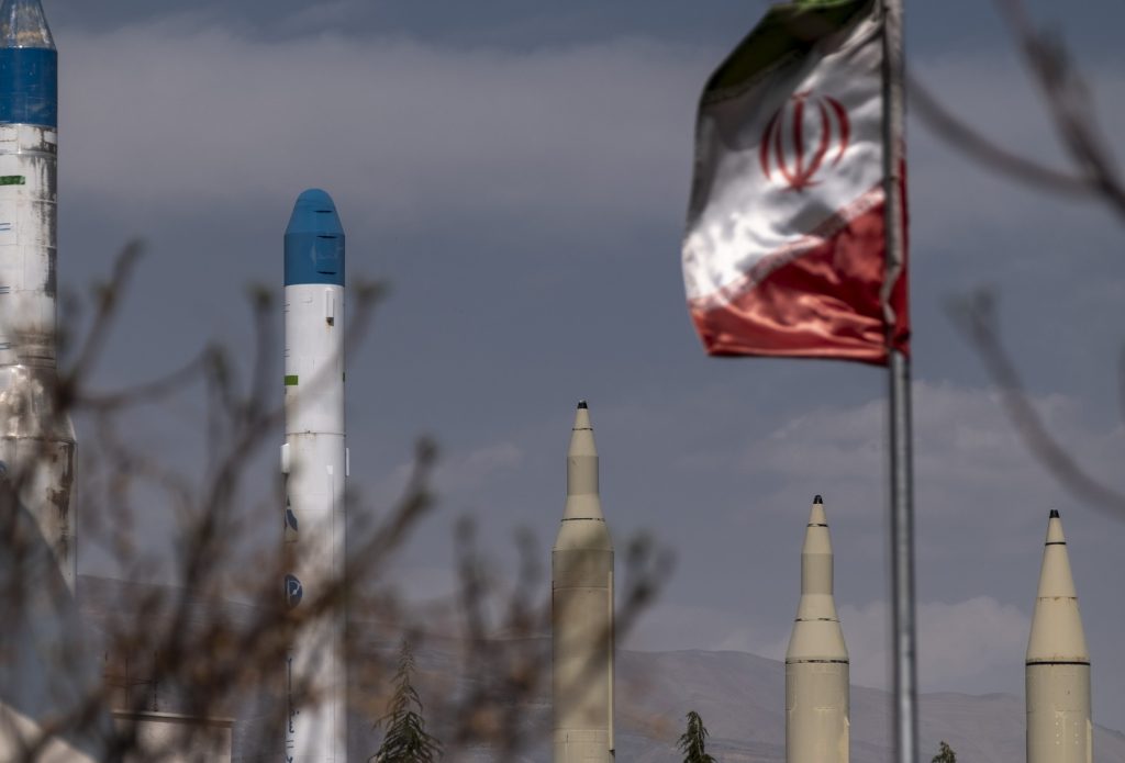 Rachete iraniene, Teheran - 02 apr. 2025
Rachete sol-sol cu ​​rază lungă de acțiune fabricate în Iran și două purtătoare de sateliți fabricate în Iran sunt amplasate în fața Muzeului Apărării Sfinte din Zona Culturală și Turistică Abbasabad din centrul Teheranului, Iran, pe 2 aprilie 2025.