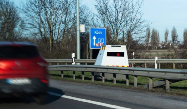 Un radar de viteză abia instalat a fost împușcat pe un drum din Germania. Poliția caută martori