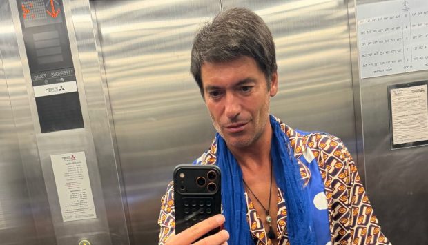 Imagine Stire Alături de cine a apărut Radu Vâlcan în lift, în Thailanda, în timpul filmărilor pentru „Insula Iubirii” 2026: „Am puțină treabă” | 2review.ro