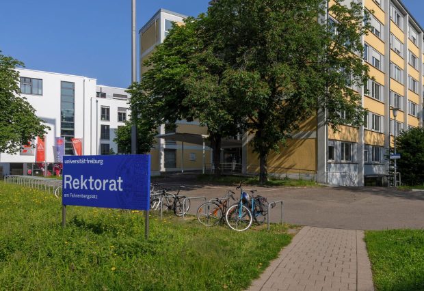 Un cadru universitar a filmat studentele în baie, cu camera ascunsă, timp de un deceniu, în Germania: „Cel puțin 70 de victime”