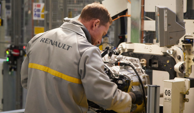 Renault reduce producția, elimină o tură de lucru și mută „forțat” 250 de angajați dintr-un oraș în altul, în Spania