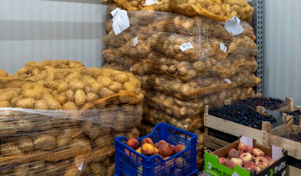 România aruncă anual 3,4 milioane tone de mâncare, dar 27% din populație riscă sărăcia