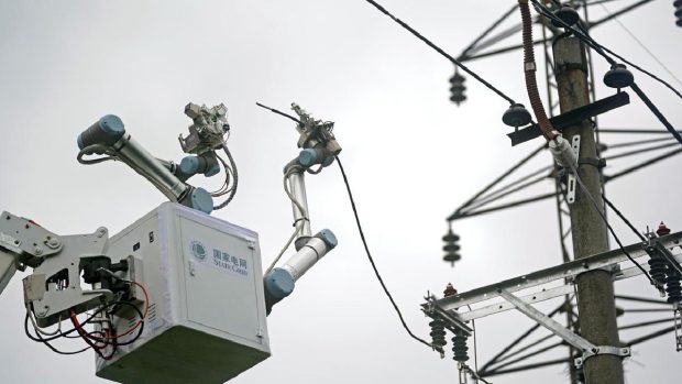 Un robot a reparat o linie electrică de 10 kilovolți, în China: „Pentru prima dată în lume”