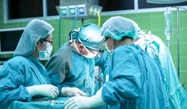 Cum a ajuns un neurochirurg să aibă patru gărzi consecutive în două orașe diferite: „Pentru asta am muncit, pentru asta trăiesc”