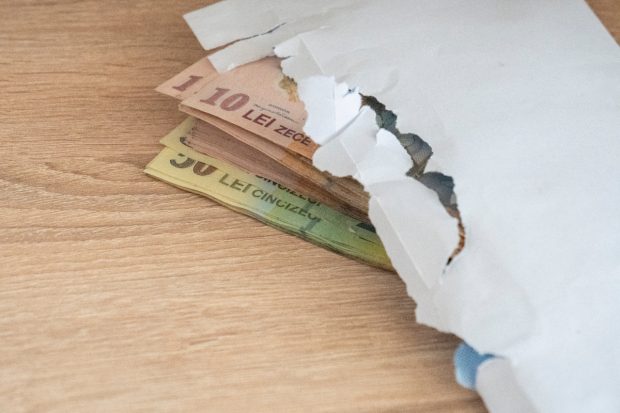 Salariile „în plic” și munca la negru, printre marile probleme ale economiei românești semnalate de OCDE