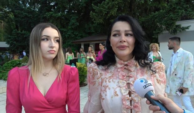 Imagine Stire Cum arată în prezent fiica lui Brigitte Pastramă. Sara a făcut mai multe intervenții estetice și e de nerecunoscut | 2review.ro