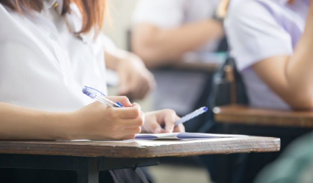 Simulare BAC 2026: peste 143.000 de elevi susțin astăzi proba la Limba Română, iar 63 de licee nu participă