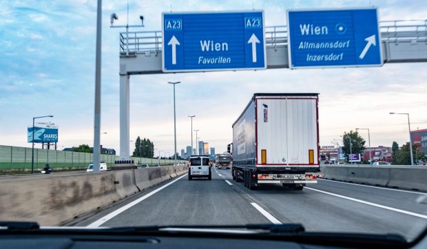 Un șofer român nu a semnalizat când a schimbat banda și apoi a scos cuțitul, pe o stradă din Viena