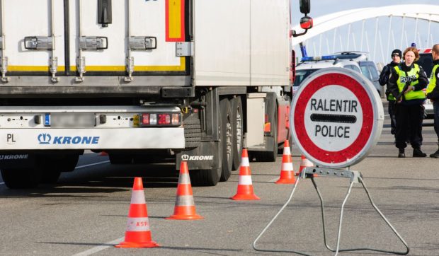 Un șofer român de TIR a acceptat pentru 500 de euro să fure marfă de 150.000 de euro, în Franța