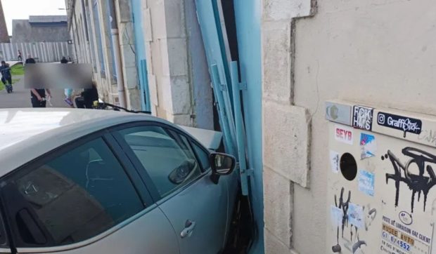 Șoferița unui Renault Clio a confundat pedala de frână cu accelerația și a distrus toaletele publice dintr-un oraș din Franța