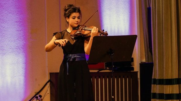 Sofia Butaru, o tânără violonistă, singura româncă admisă la masterclass la cea mai mare academie de muzică din lume, International Menuhin Music Academy în Elveția