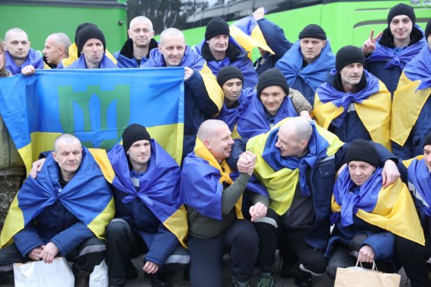 „Iubirea mea, sunt viu”: primul apel al unui soldat ucrainean eliberat din captivitatea rusă | VIDEO