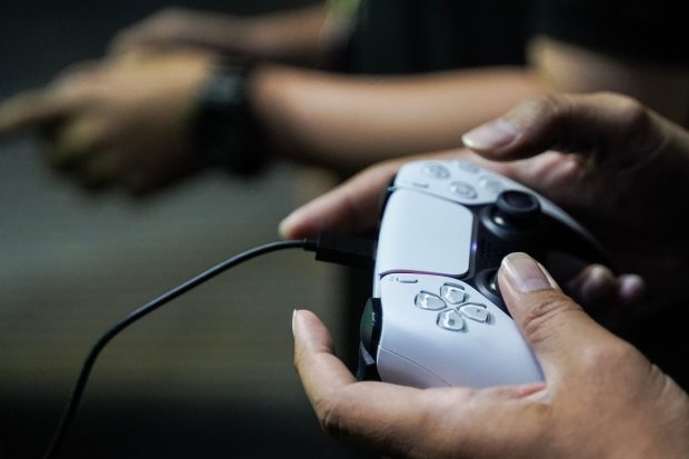 Nici gamerii nu scapă de scumpiri: cât va costa o consolă PS5 începând cu luna aprilie