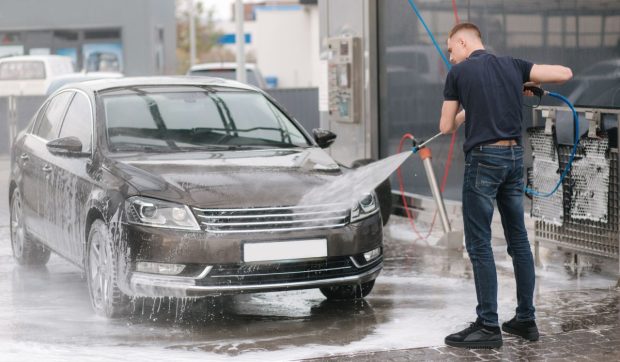 Greșeli care te pot costa mult atunci când mergi cu mașina la o spălătorie auto cu fise
