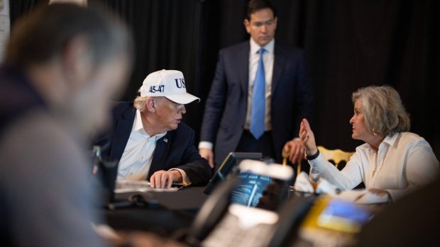 Breșă de securitate în „Situation Room”? Ce a fost observat lângă Donald Trump în timpul operațiunii