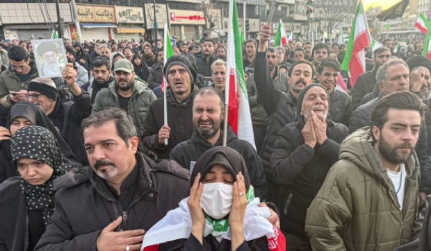 Donald Trump nu e mulțumit doar cu moartea ayatollahului Khamenei și spune că bombardamentele vor continua în Iran