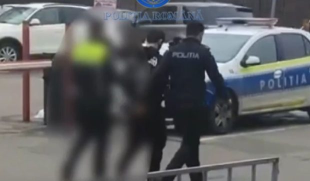 O tânără din București și-a pus iubitul de 18 ani să folosească un pistol de jucărie și să jefuiască bărbații pe care ea îi agăța pe Tinder