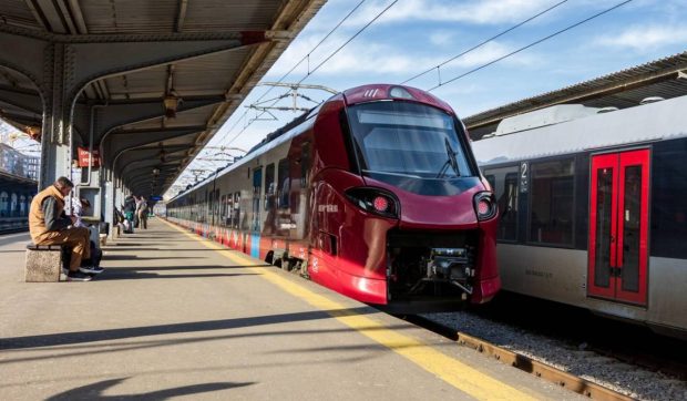 Rută nouă între București și Timișoara, pe care vor circula trenuri noi, din martie. Trenurile vor trece prin cinci orașe, printre care Brașov și Sighișoara