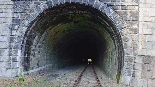 Un român abia eliberat din închisoare s-a îmbătat și a pierdut trenul, apoi a luat-o spre casă pe jos, printr-un tunel feroviar și a paralizat circulația, în Germania