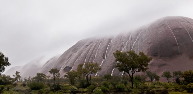 A plouat atât de mult în Australia încât s-au format cascade în mijlocul deșertului, pe muntele sacru Uluru