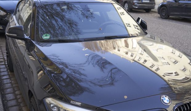 Un șofer se luptă să-și recupereze banii de la un dealer de mașini de lux, înregistrat la un adăpost de oameni ai străzii din Viena