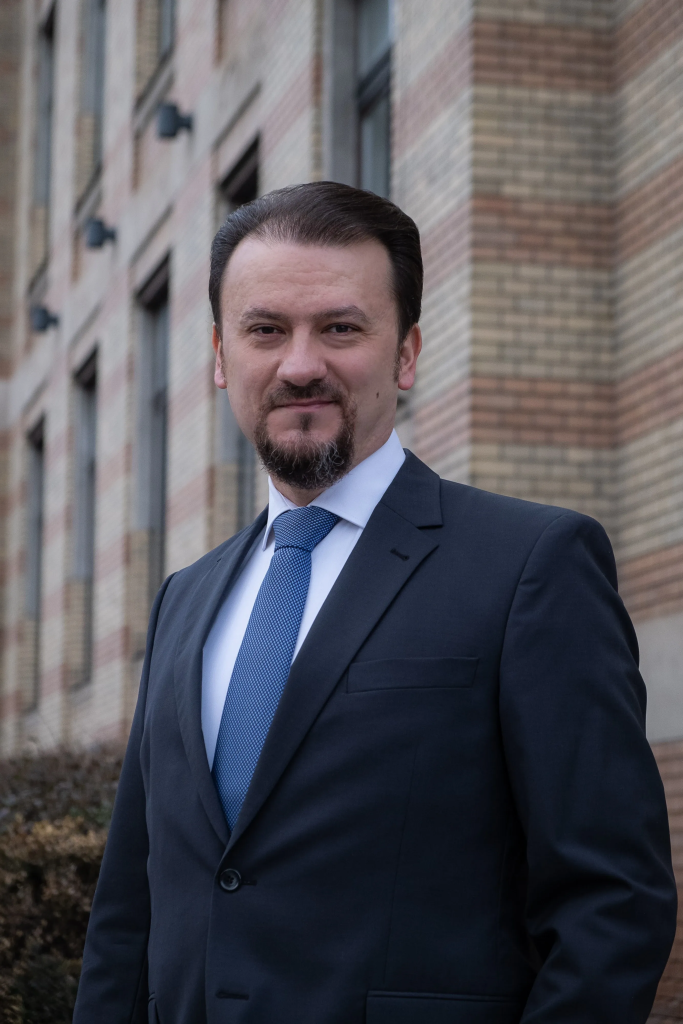 Încă o reformă blocată în coaliție: comasările de instituții au rămas o vorbă-n vânt, partidele își numesc sinecuriști în fruntea lor. „Fiecare vrea să comaseze de la ceilalți”
