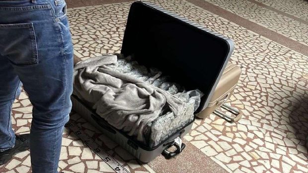 Un italian a venit din Spania până în România cu autocarul. Polițiștii l-au arestat când au văzut ce avea în valize