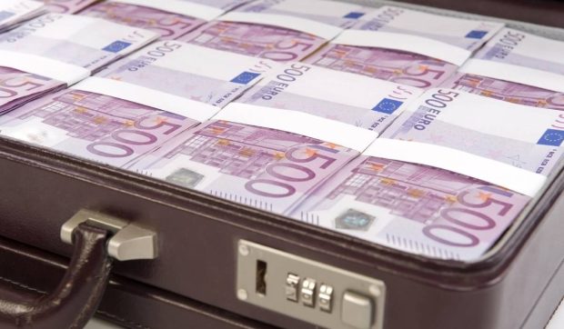 Un escroc din Oradea a dispărut cu 128.000 de euro după o țeapă folosită de valutiști în anii ’90. Cum funcționează metoda „rip deal”