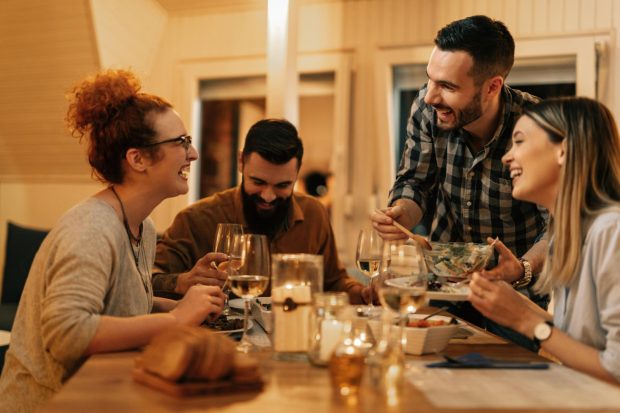 4 idei simple pentru a transforma o întâlnire cu prietenii într-o experiență specială