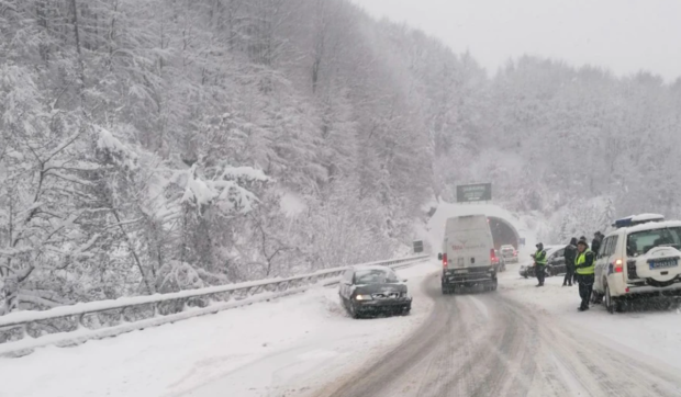 Țara vecină cu România, lovită de viscol și zăpezi-record la sfârșitul lui martie. Utilajele de deszăpezire, neputincioase
