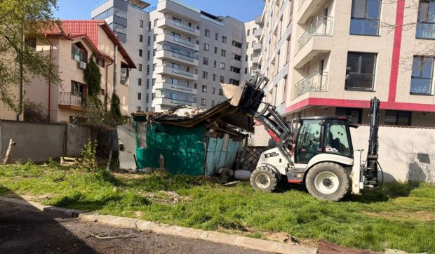 26 de tone de gunoi strânse după demolarea a două construcții ilegale, în sectorul 6, București