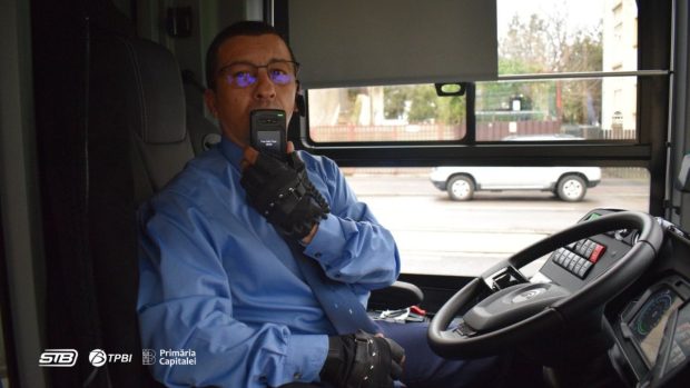 Ce e sistemul „Alcolock” care blochează motorul dacă șoferul a băut în noile troleibuze din București
