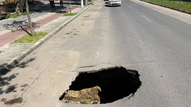 O porțiune din Bulevardul Unirii din Slobozia s-a surpat din cauza unei avarii la canalizare