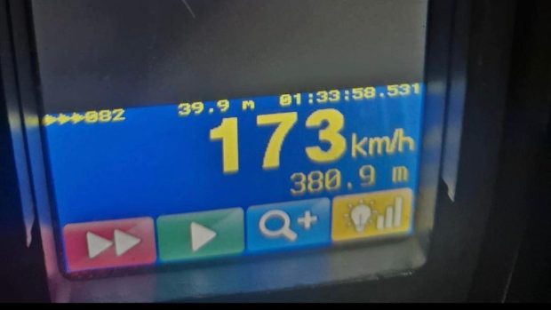 Tânăr șofer prins de radar circulând cu 173 km/h într-o localitate din Argeș. Ce sancțiuni a primit